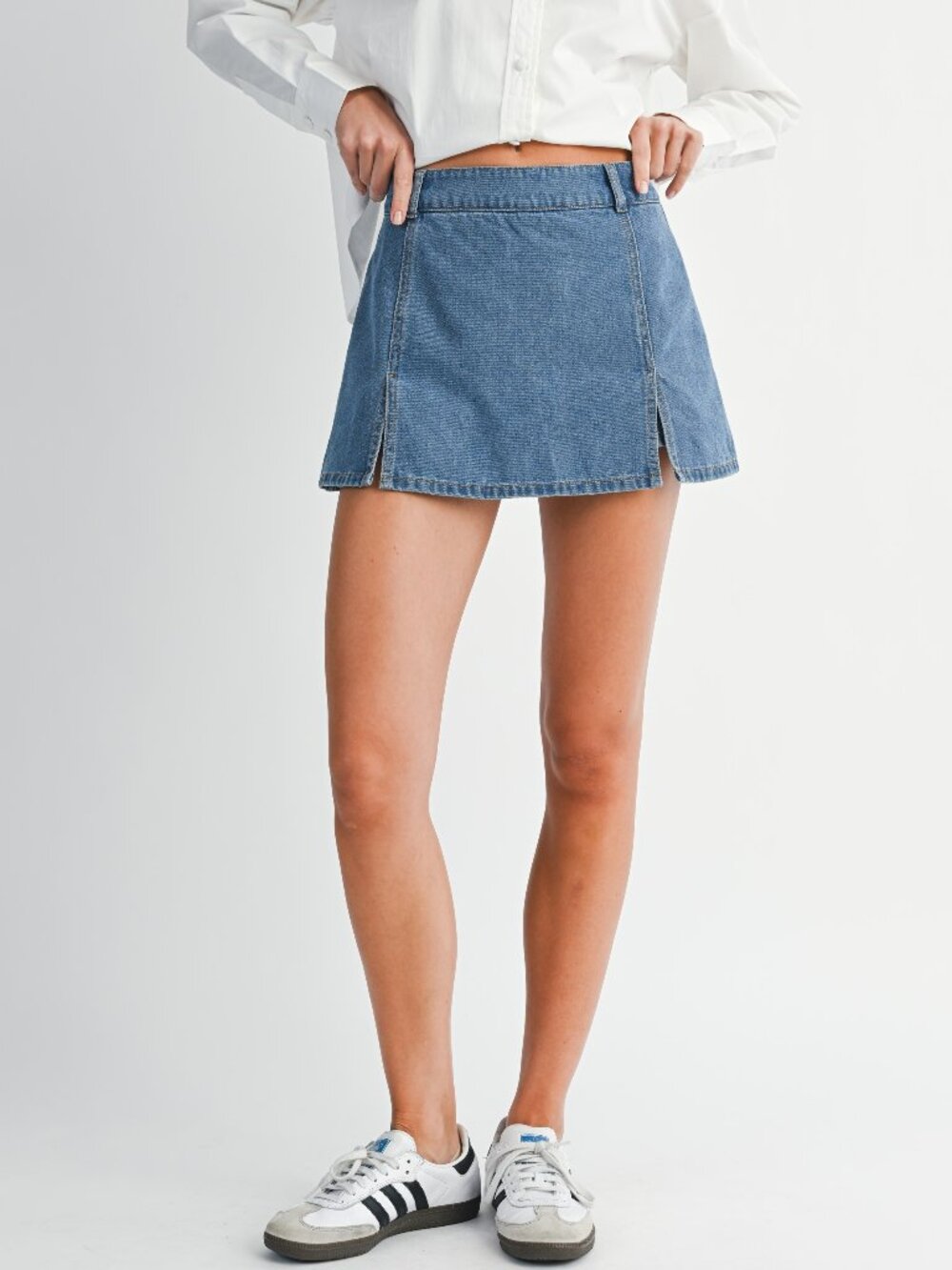NWT Mable Denim Medium Light Wash Skort Built In Short Zipper Pocket Detail